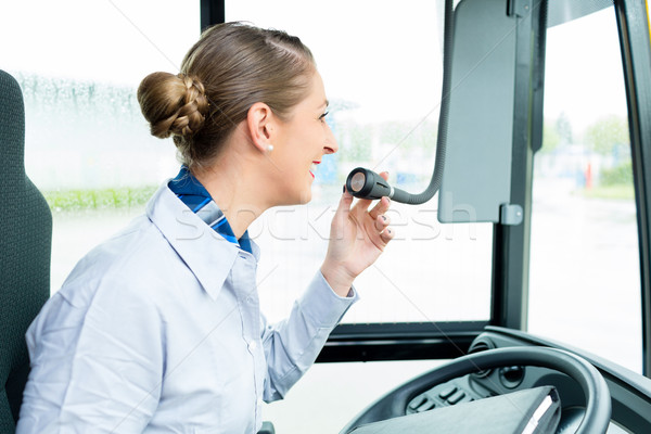 Stock foto: Bus · Fahrer · Frau · sprechen · Mikrofon