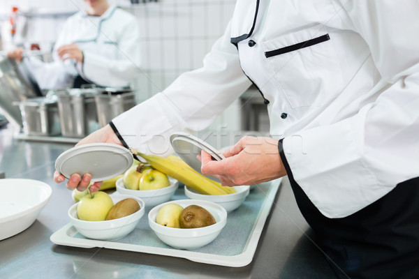Szakács tányérok étkezde konyha létesítmény munka Stock fotó © Kzenon