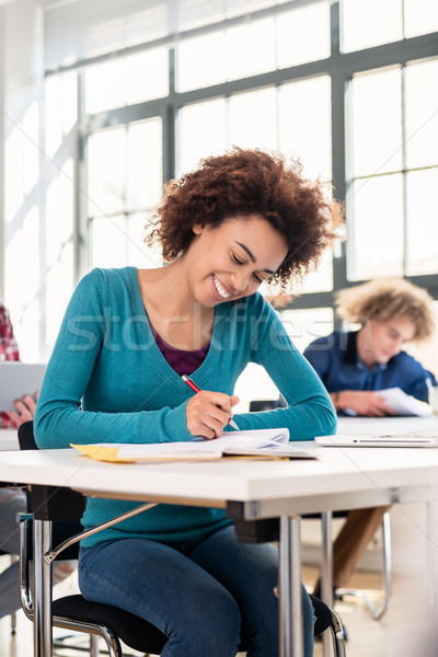 Studenten schriftlich Essay Klasse jungen weiblichen Stock foto © Kzenon