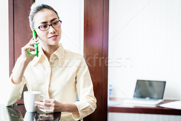 Business woman stehen Wolkenkratzer Fenster rufen Stock foto © Kzenon