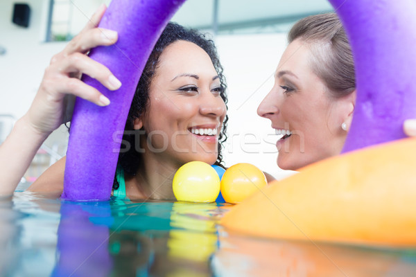 Dos femenino amigos natación feliz mujeres Foto stock © Kzenon