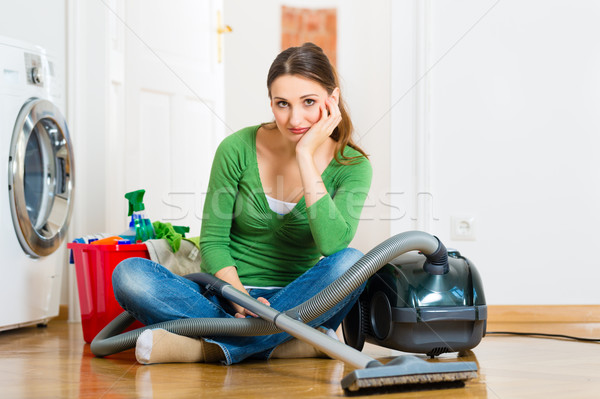 Femme nettoyage de printemps jeune femme nettoyage maison jour Photo stock © Kzenon