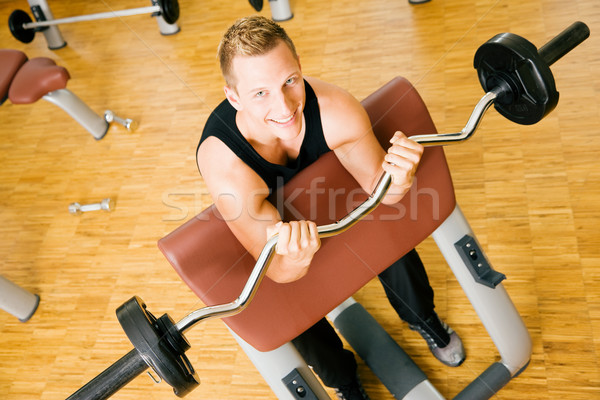 Ausbildung Langhantel junger Mann nachschlagen Fitnessstudio Körper Stock foto © Kzenon