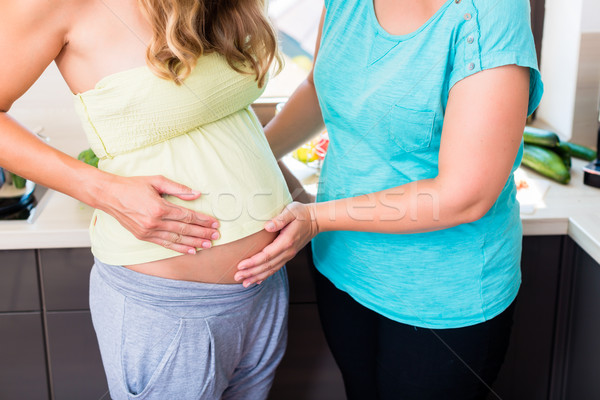 Vrouw aanraken baby buik beste vriend vrienden Stockfoto © Kzenon