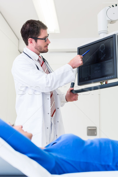 Arts uitleggen patiënt mri scannen scherm Stockfoto © Kzenon