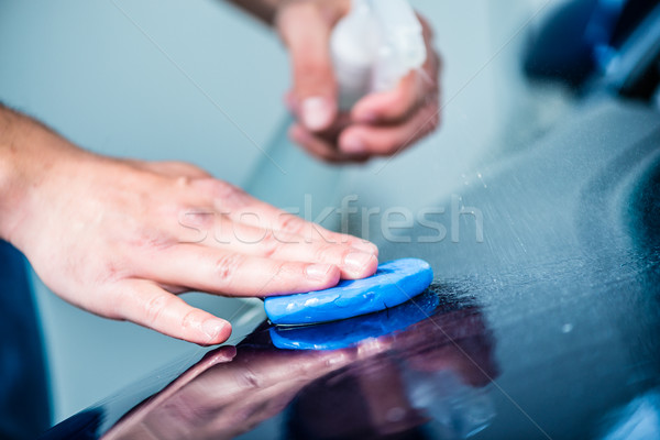 Foto stock: Masculino · mãos · depilação · com · cera · azul · carro