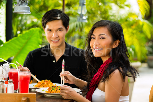 ázsiai férfi nő étterem eszik étel Stock fotó © Kzenon