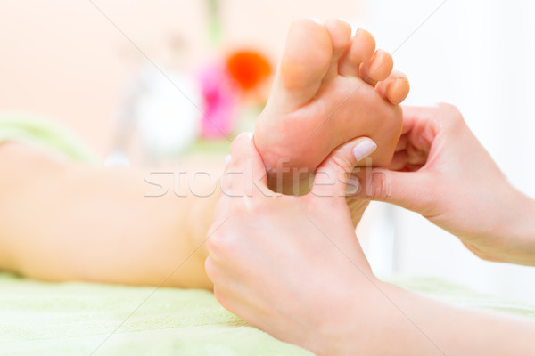 Foto stock: Mulher · pé · massagem · pedicure · flores