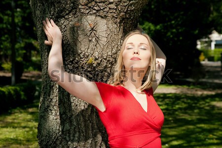 Lány ölelkezés fa álmodik metafora kert Stock fotó © Kzenon