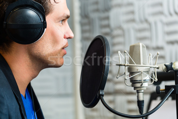 Masculina cantante músico jóvenes micrófono Foto stock © Kzenon