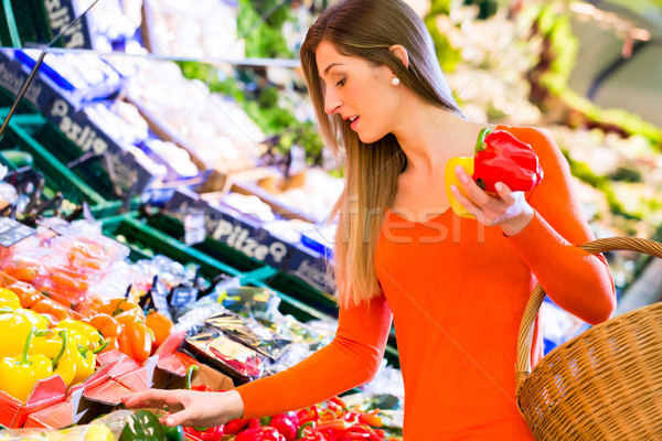 Nő kiválaszt zöldségek élelmiszerbolt piros paprika élelmiszer Stock fotó © Kzenon