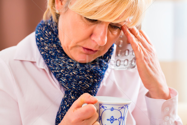 Senior drinken thee genezen griep oude vrouw Stockfoto © Kzenon