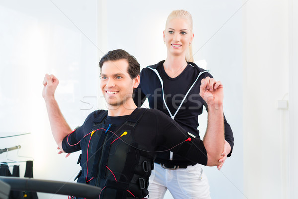 Homem treinamento personal trainer feminino muscular Foto stock © Kzenon