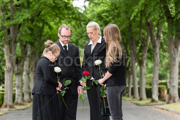Familie doliu înmormântare cimitir în picioare grup Imagine de stoc © Kzenon
