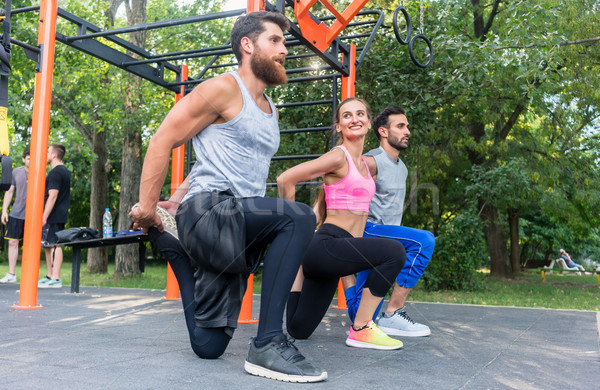 Foto stock: Tres · determinado · amigos · piernas