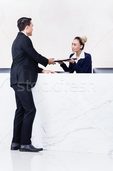 Aanvrager documenten receptionist baan business Stockfoto © Kzenon
