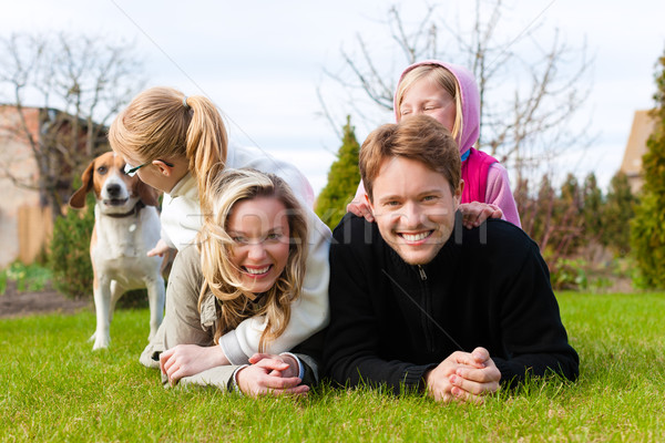Familie Sitzung Hunde zusammen Wiese Vater Stock foto © Kzenon