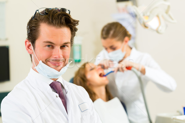 Fogorvos műtét fogorvosok néz asszisztens női Stock fotó © Kzenon