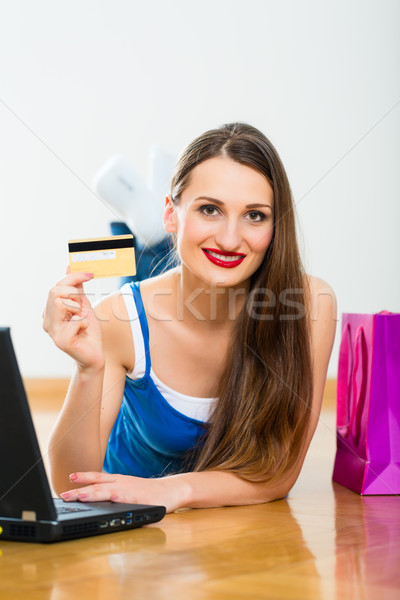 Stock fotó: Fiatal · nő · vásárol · internet · online · laptopot · használ · fizet