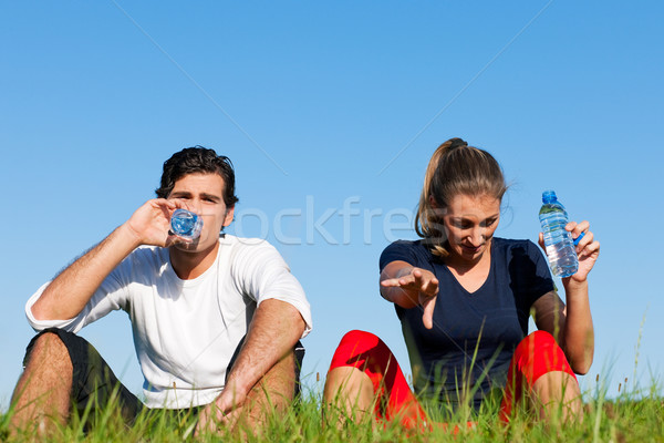 Foto d'archivio: Jogger · Coppia · riposo · acqua · potabile · giovani · sport