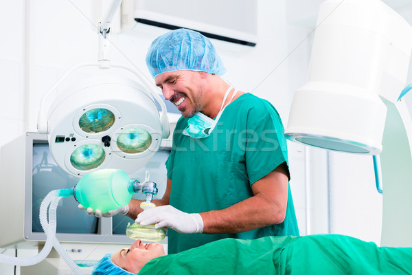 Medic chirurg pacient camera de operare femeie Imagine de stoc © Kzenon