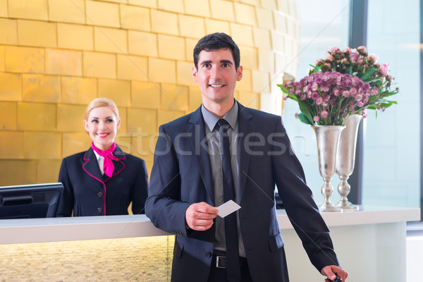 [[stock_photo]]: Hôtel · réceptionniste · vérifier · homme · clé · carte