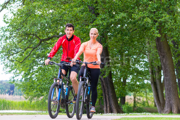 Femeie om mountain bike pădure fericit fitness Imagine de stoc © Kzenon