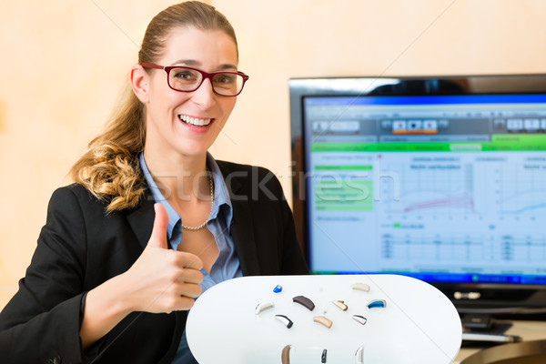 Présentation prothèse auditive jeune femme femme technologie [[stock_photo]] © Kzenon