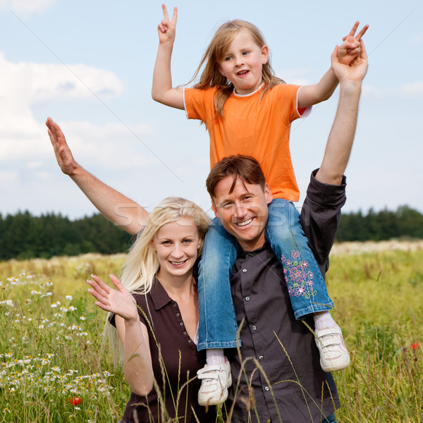 Huckepack Familie Freien kid tragen Kind Stock foto © Kzenon