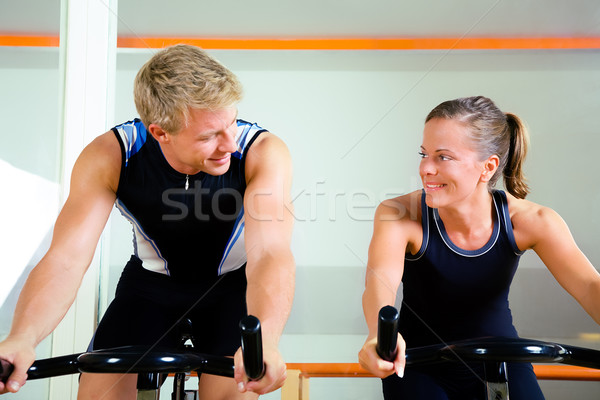 Gimnasio Pareja bicicletas club mirando hombre Foto stock © Kzenon