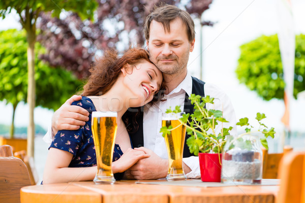 Casal amor cerveja jardim feliz Foto stock © Kzenon