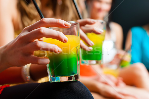 Vrouwen club disco drinken cocktails modellen Stockfoto © Kzenon