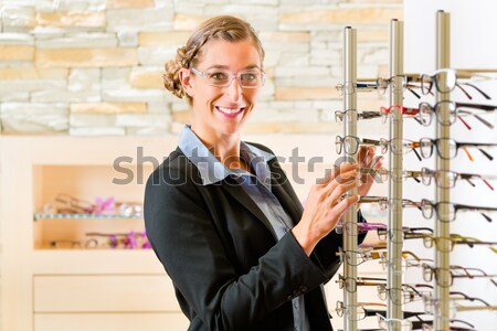 Jeune femme opticien verres puissance client vendeur [[stock_photo]] © Kzenon