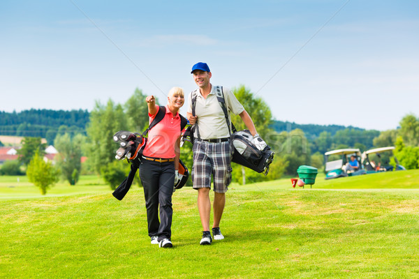 Jonge paar spelen golfbaan golf lopen Stockfoto © Kzenon