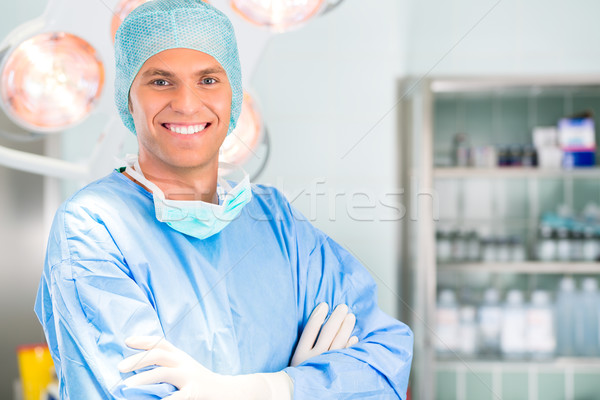 Hospital cirujano médico sala de operaciones jóvenes doctor de sexo masculino Foto stock © Kzenon