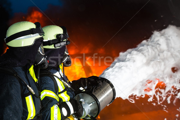 Stockfoto: Brandweerman · brandweerlieden · groot · permanente · dragen