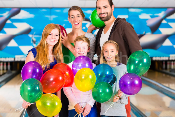 Foto stock: Festa · de · aniversário · boliche · centro · família · amigos