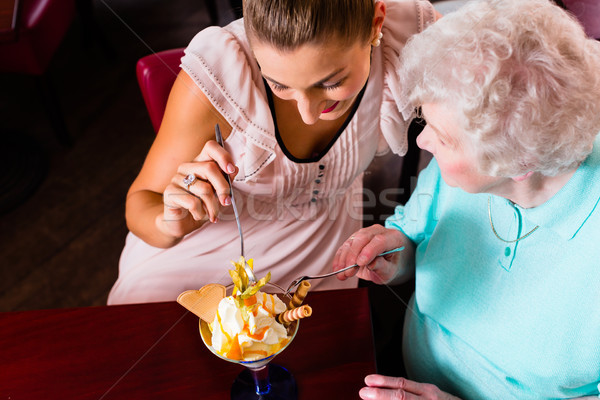 Grootmoeder jonge vrouw eten ijs senior vrouw Stockfoto © Kzenon