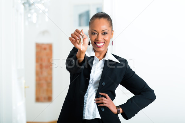 Młodych pośrednik w sprzedaży nieruchomości klucze apartamentu kobieta domu Zdjęcia stock © Kzenon