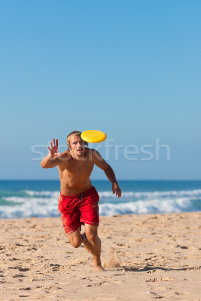 Om plajă joc frisbee cer mare Imagine de stoc © Kzenon