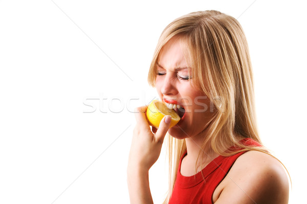 Femeie mananca lămâie grimasa gură Imagine de stoc © Kzenon