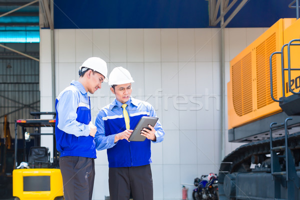 ázsiai mérnök megbeszél tervek építkezés építkezés Stock fotó © Kzenon