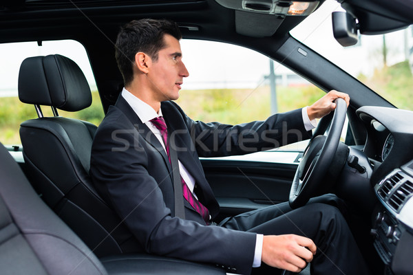 Foto stock: Homem · condução · carro · traje · de · negócios