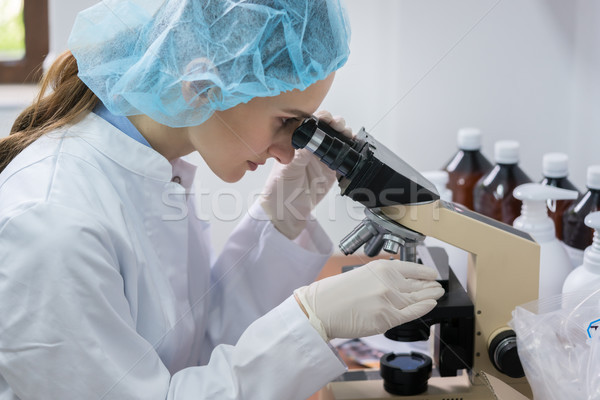 Foto stock: Químico · muestra · microscopio · laboratorio · vista · lateral · femenino