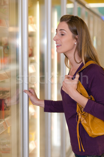 Foto stock: Mujer · supermercado · congelador · pie · mirando