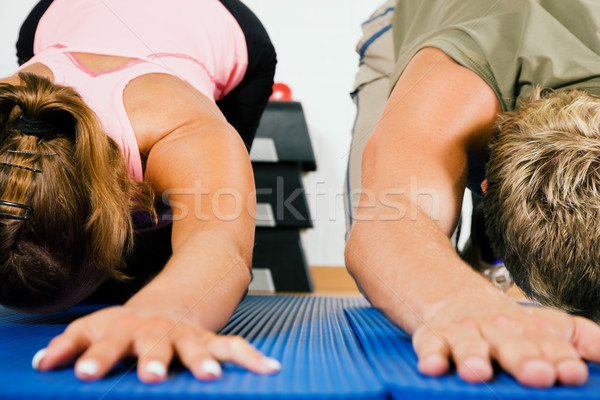 Gimnasia Pareja gimnasio mujer cuerpo Foto stock © Kzenon