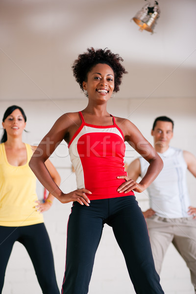 Pas pregătire sală de gimnastică instructor grup trei persoane Imagine de stoc © Kzenon