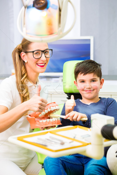 Dentista nino limpieza diente femenino Foto stock © Kzenon