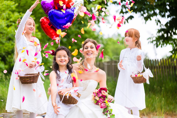 新娘 女孩 花卉 氣球 婚禮 情侶 商業照片 © Kzenon