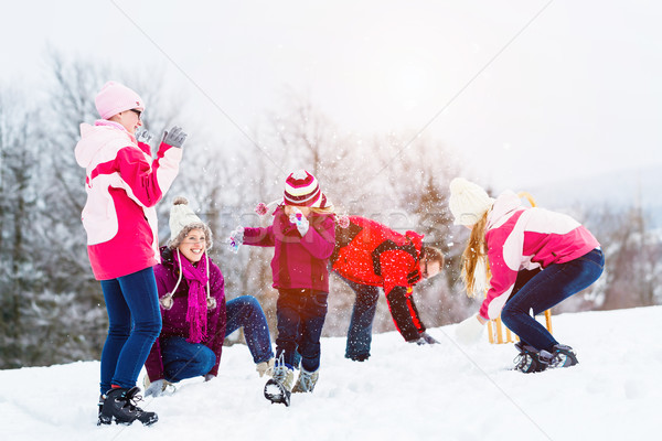 Familie kinderen sneeuwbal strijd winter kind Stockfoto © Kzenon